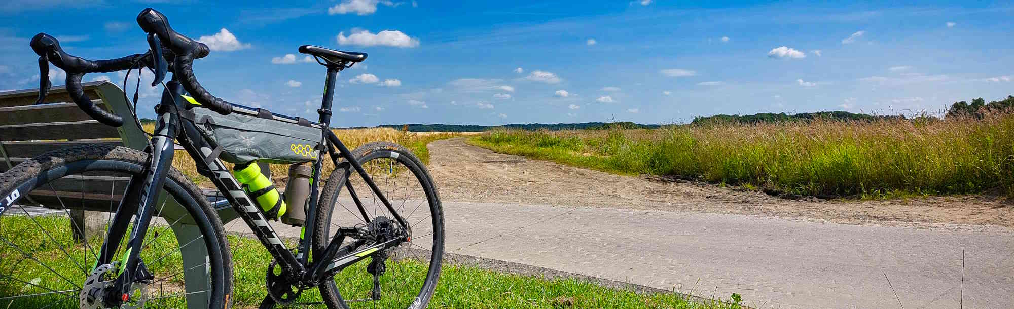 Essentiële Uitrusting voor een Geslaagde Gravelbike-Rit